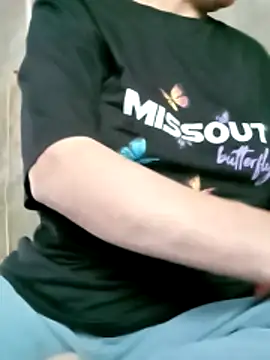 Snapshot of Linh-xxx chatting on 03/30/26, 04:35 Linh-xxx online show from 03/30/26, 04:35