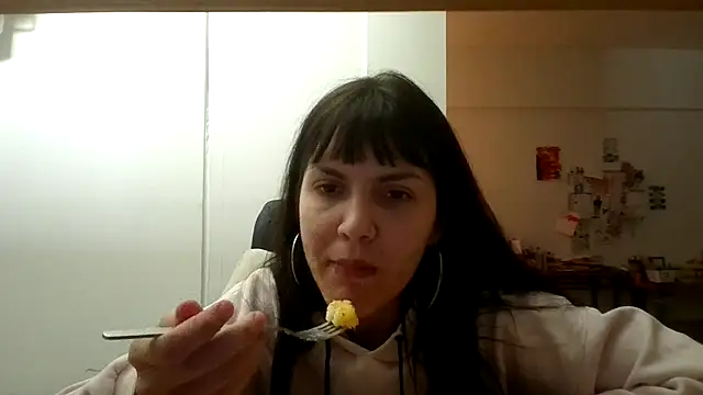 Snapshot of miapink33 chatting on 03/24/26, 01:32 miapink33 online show from 03/24/26, 01:32