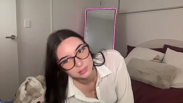 Snapshot of mollyy2006 chatting on 10/25/25, 01:13 mollyy2006 online show from 10/25/25, 01:13