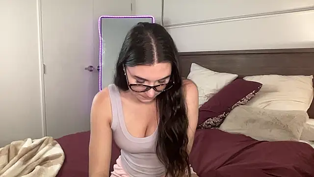 Snapshot of mollyy2006 chatting on 12/05/25, 12:08 mollyy2006 online show from 12/05/25, 12:08