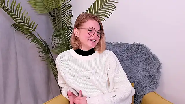 Snapshot of LillieLejune chatting on 10/16/25, 02:07 LillieLejune online show from 10/16/25, 02:07