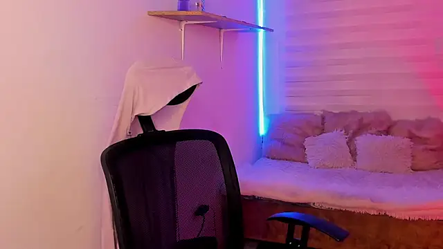 Emily Lindey online show from 10/24/25, 03:25