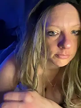 Snapshot of queenkelly1234 chatting on 03/25/26, 03:45 queenkelly1234 online show from 03/25/26, 03:45