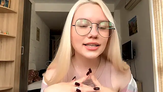 Snapshot of LupeLewitt chatting on 10/19/25, 12:39 LupeLewitt online show from 10/19/25, 12:39