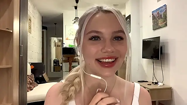 Snapshot of LupeLewitt chatting on 10/29/25, 04:09 LupeLewitt online show from 10/29/25, 04:09