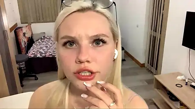 Snapshot of LupeLewitt chatting on 10/30/25, 05:35 LupeLewitt online show from 10/30/25, 05:35