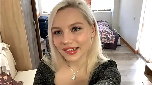 Snapshot of LupeLewitt chatting on 11/02/25, 12:29 LupeLewitt online show from 11/02/25, 12:29