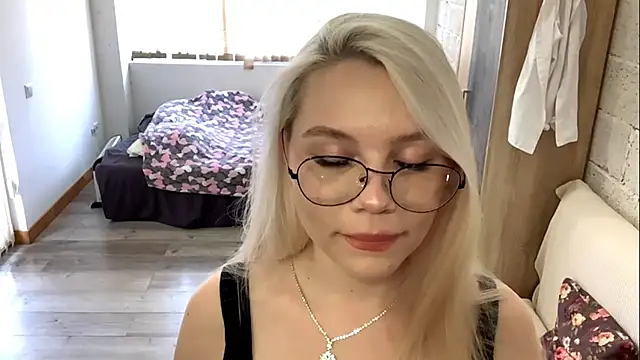 Snapshot of LupeLewitt chatting on 11/04/25, 10:36 LupeLewitt online show from 11/04/25, 10:36