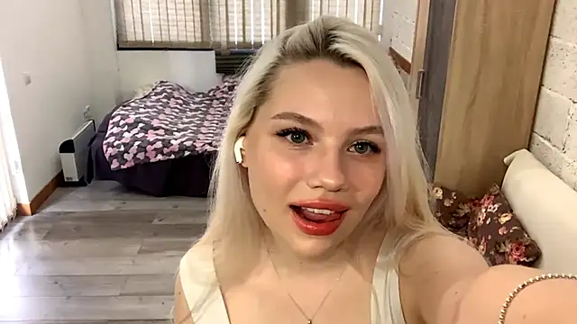 Snapshot of LupeLewitt chatting on 11/09/25, 12:36 LupeLewitt online show from 11/09/25, 12:36