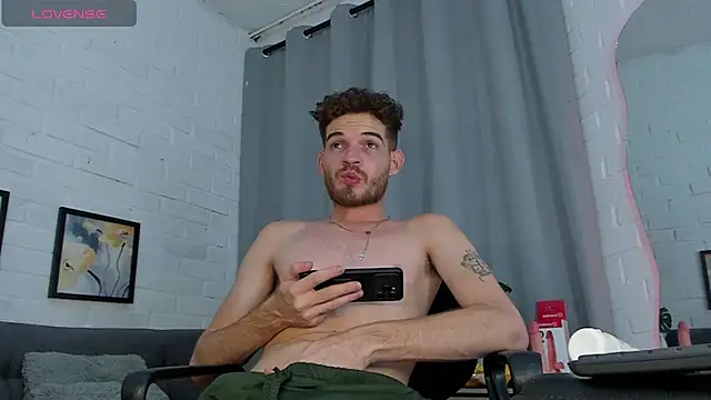 Snapshot of MATEO_HUNTER chatting on 12/19/25, 05:25 MATEO HUNTER online show from 12/19/25, 05:25