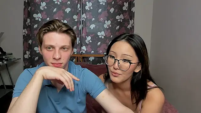 Snapshot of Blossomandbee chatting on 10/14/25, 01:12 Blossomandbee online show from 10/14/25, 01:12