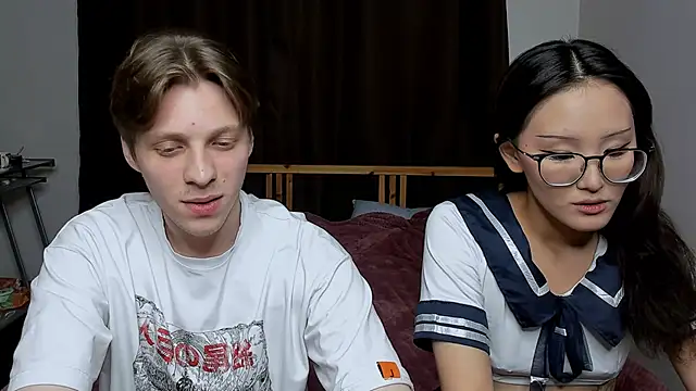 Snapshot of Blossomandbee chatting on 10/20/25, 01:06 Blossomandbee online show from 10/20/25, 01:06