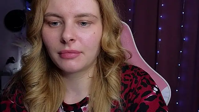 Snapshot of newday-off chatting on 10/31/25, 06:20 newday-off online show from 10/31/25, 06:20