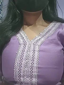 Snapshot of sneha_001 chatting on 12/17/25, 03:29 sneha 001 online show from 12/17/25, 03:29