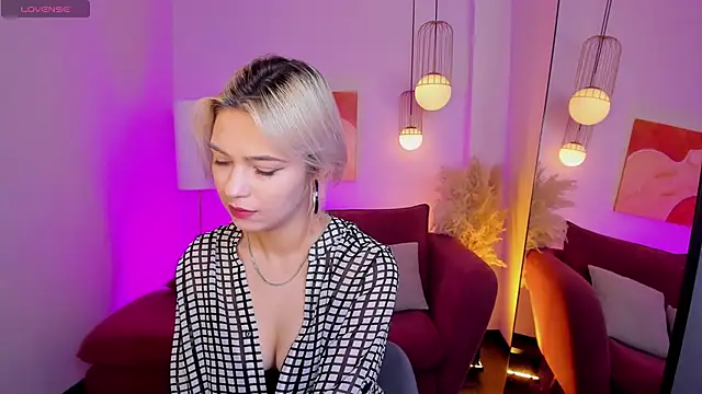 Snapshot of AlysiaSun_ chatting on 11/02/25, 02:08 AlysiaSun online show from 11/02/25, 02:08