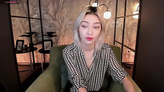 Snapshot of AlysiaSun_ chatting on 11/08/25, 02:06 AlysiaSun online show from 11/08/25, 02:06