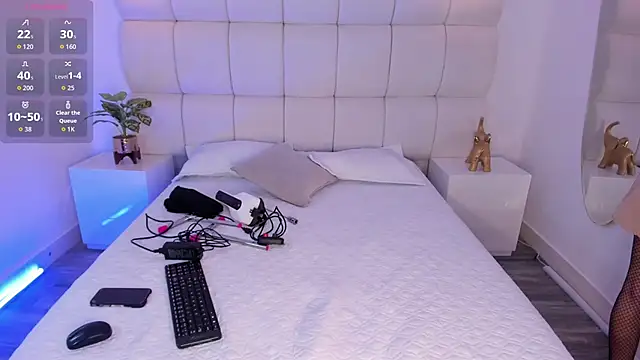 Emili  Jackson online show from 11/17/25, 04:18