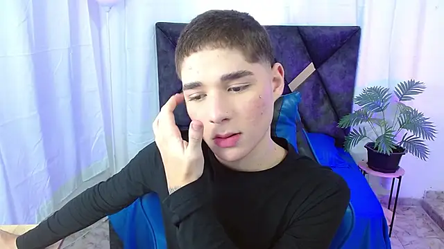 Snapshot of Mattass18 chatting on 10/25/25, 01:29 Mattass18 online show from 10/25/25, 01:29