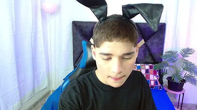 Snapshot of Mattass18 chatting on 10/31/25, 01:34 Mattass18 online show from 10/31/25, 01:34