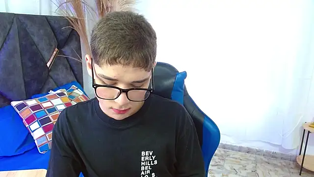 Snapshot of Mattass18 chatting on 11/12/25, 01:44 Mattass18 online show from 11/12/25, 01:44