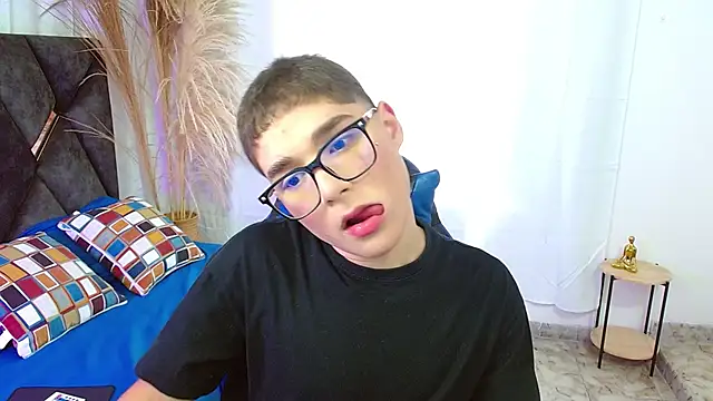 Snapshot of Mattass18 chatting on 11/15/25, 02:02 Mattass18 online show from 11/15/25, 02:02