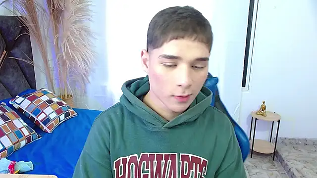 Snapshot of Mattass18 chatting on 11/18/25, 02:43 Mattass18 online show from 11/18/25, 02:43