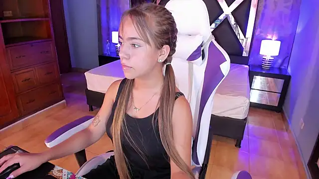 Snapshot of Lily_CuteBoobs chatting on 10/15/25, 06:08 Lily CuteBoobs online show from 10/15/25, 06:08