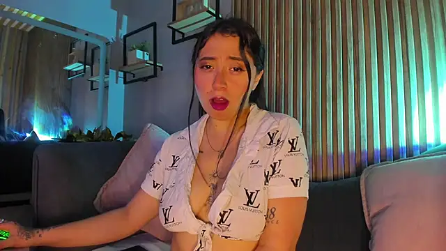 JuliethCruz  online show from 06/18/26, 07:29