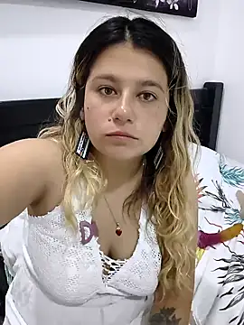 Snapshot of Sweet_Bella_Valery chatting on 03/22/26, 04:54 Sweet Bella Valery online show from 03/22/26, 04:54