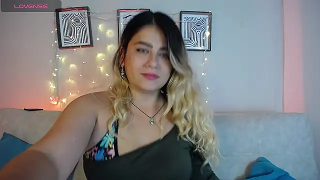 Snapshot of Sweet_Bella_Valery chatting on 04/24/26, 10:23 Sweet Bella Valery online show from 04/24/26, 10:23