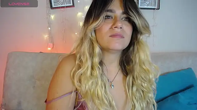 Snapshot of Sweet_Bella_Valery chatting on 04/28/26, 02:27 Sweet Bella Valery online show from 04/28/26, 02:27