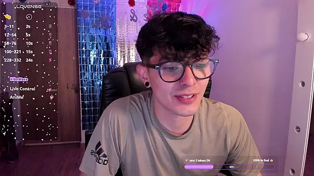 Snapshot of Mikeyvioleta_ chatting on 07/29/26, 08:01 Mikeyvioleta online show from 07/29/26, 08:01