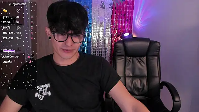 Snapshot of Mikeyvioleta_ chatting on 07/30/26, 05:34 Mikeyvioleta online show from 07/30/26, 05:34