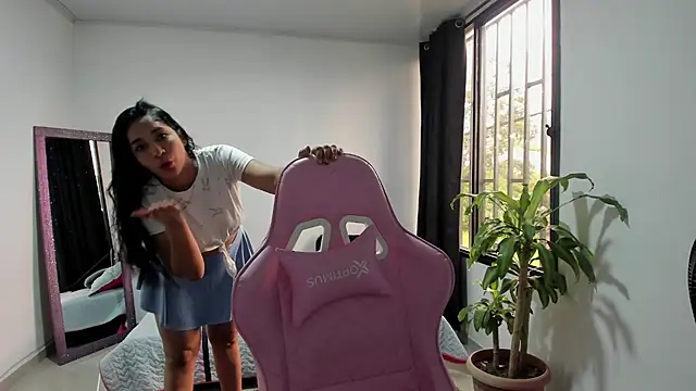 Snapshot of Kruela chatting on 10/27/25, 01:48 Kruela online show from 10/27/25, 01:48