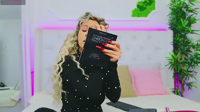 Snapshot of AriannaSins chatting on 01/06/25, 01:19 AriannaSins online show from 01/06/25, 01:19