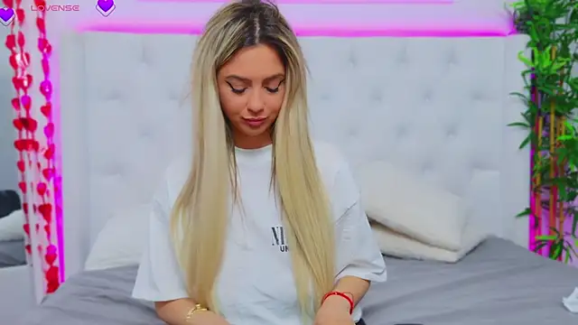 Snapshot of AriannaSins chatting on 03/12/25, 07:49 AriannaSins online show from 03/12/25, 07:49