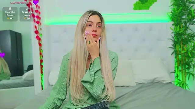 Snapshot of AriannaSins chatting on 03/18/25, 01:42 AriannaSins online show from 03/18/25, 01:42