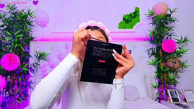 Snapshot of AriannaSins chatting on 09/17/25, 12:18 AriannaSins online show from 09/17/25, 12:18