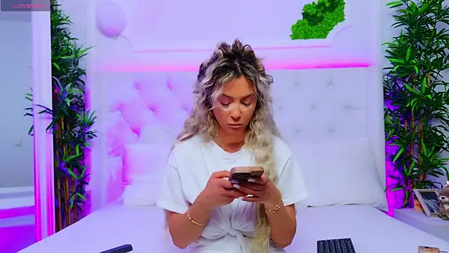 Snapshot of AriannaSins chatting on 11/03/25, 01:23 AriannaSins online show from 11/03/25, 01:23