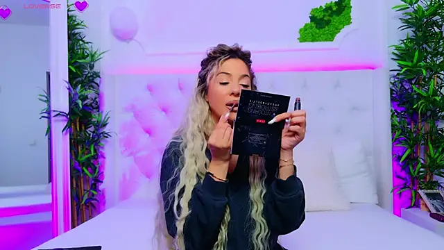 Snapshot of AriannaSins chatting on 11/04/25, 01:32 AriannaSins online show from 11/04/25, 01:32