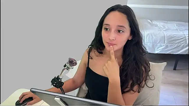 Snapshot of WinnieRin chatting on 12/03/25, 09:02 WinnieRin online show from 12/03/25, 09:02