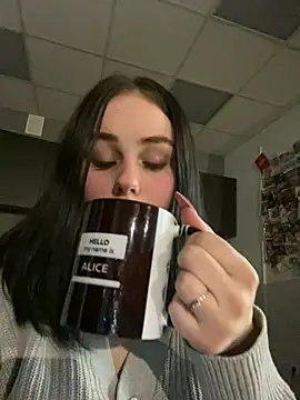 Snapshot of AliceLune chatting on 02/01/26, 12:04 AliceLune online show from 02/01/26, 12:04