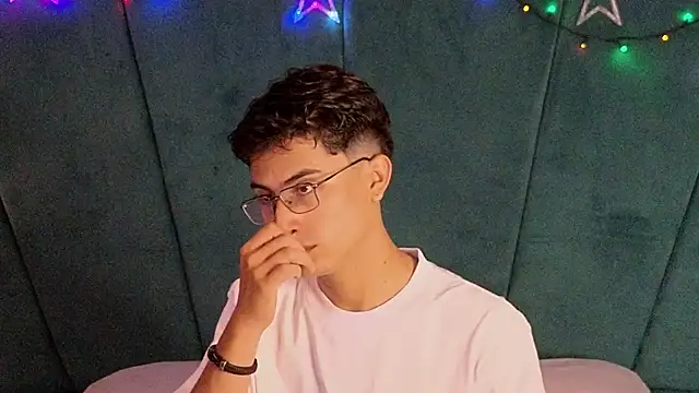 Aaron Eze online show from 12/18/25, 09:54