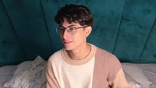 Aaron Eze online show from 04/28/26, 01:16