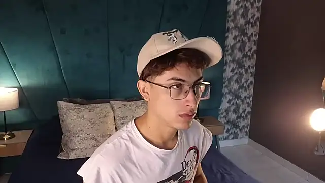 Snapshot of Aaron_Eze chatting on 06/23/26, 12:47 Aaron Eze online show from 06/23/26, 12:47