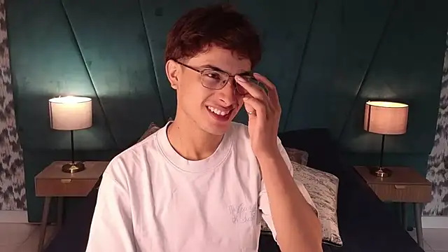 Snapshot of Aaron_Eze chatting on 06/25/26, 01:37 Aaron Eze online show from 06/25/26, 01:37