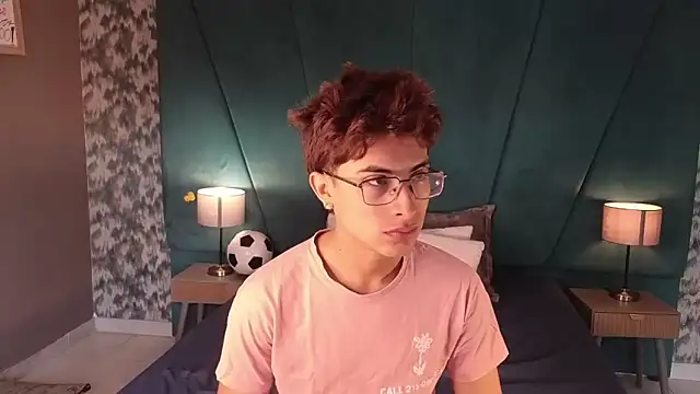 Snapshot of Aaron_Eze chatting on 07/01/26, 01:45 Aaron Eze online show from 07/01/26, 01:45