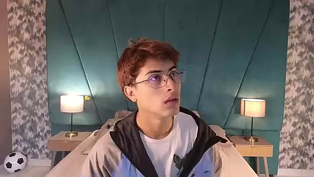 Snapshot of Aaron_Eze chatting on 07/12/26, 12:07 Aaron Eze online show from 07/12/26, 12:07
