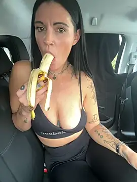 Snapshot of DarkestDreamxox chatting on 10/28/25, 01:36 DarkestDreamxox online show from 10/28/25, 01:36