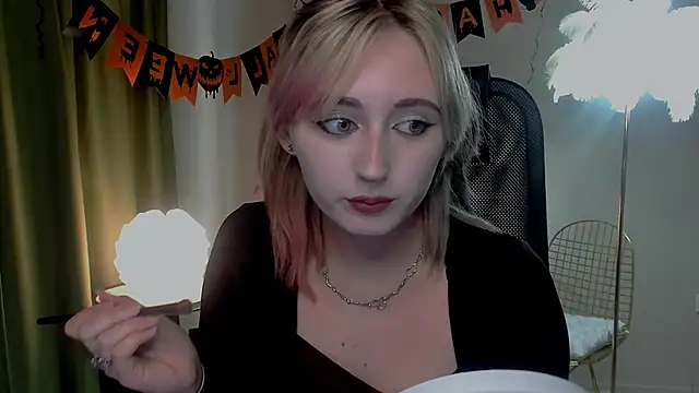 Snapshot of ScarlettScril chatting on 10/31/25, 06:47 ScarlettScril online show from 10/31/25, 06:47
